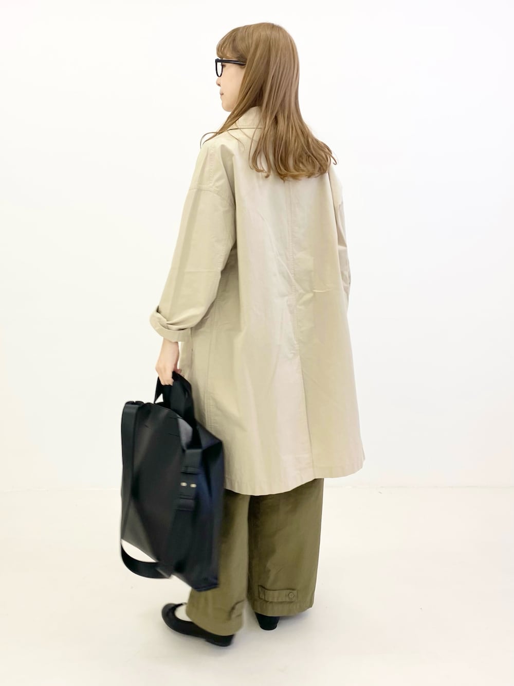 グリーン系のその他パンツ、ブラック系のバレエシューズ、グリーン系のニット/セーターを着用したレディースの春コーディネートの3枚目の写真