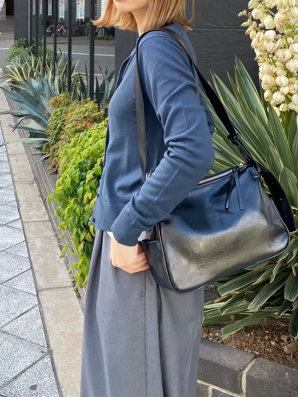 グレー系のその他パンツ、ブラック系のショルダーバッグ、シルバー系のリングを着用したレディースの秋コーディネートの2枚目の写真