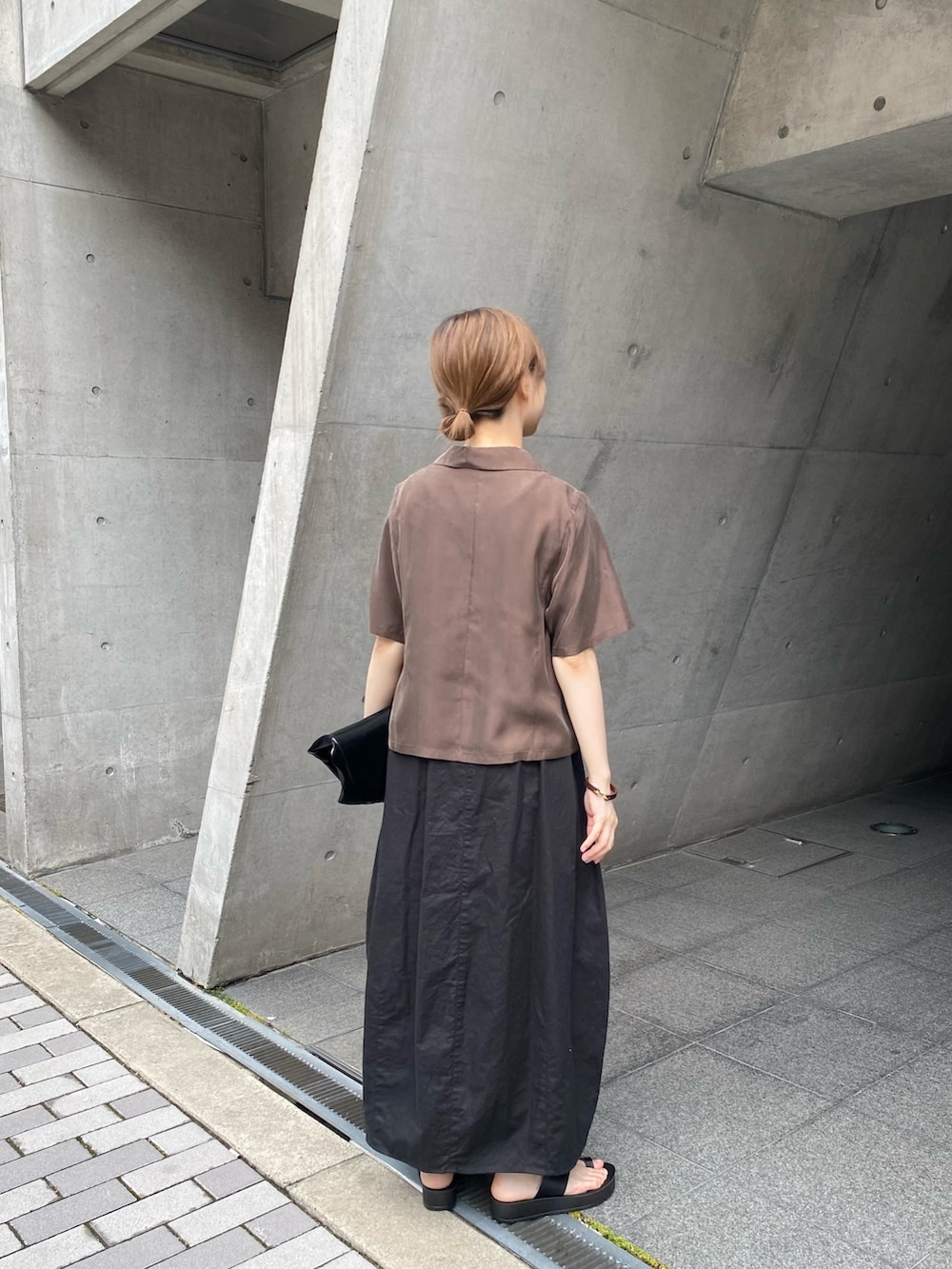 ブラック系のスカート、ブラウン系のシャツ/ブラウス、ブラック系のサンダルを着用したレディースの夏コーディネートの7枚目の写真