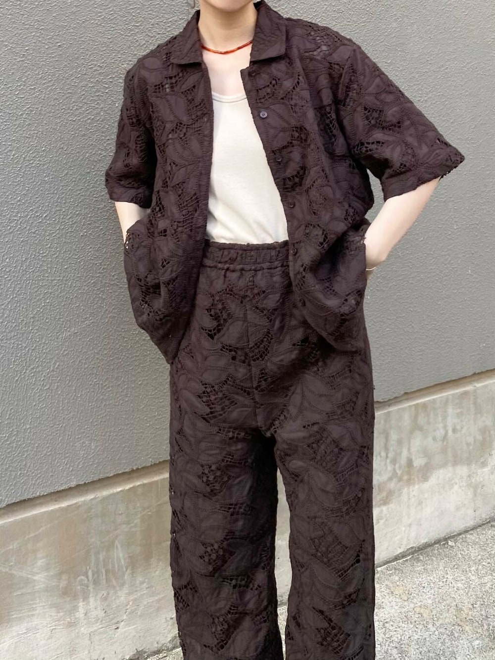 ベージュ系のタンクトップ、ホワイト系のサンダル、ブラウン系のその他パンツを着用したレディースの夏コーディネートの3枚目の写真