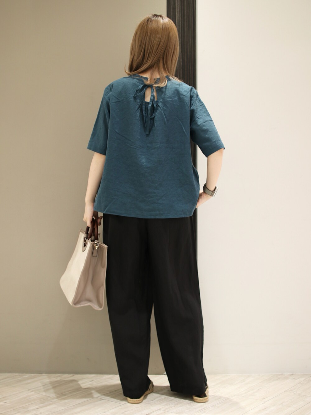 グリーン系のTシャツ/カットソー、ブラック系のその他パンツ、グレー系のトートバッグを着用したレディースの夏コーディネートの4枚目の写真