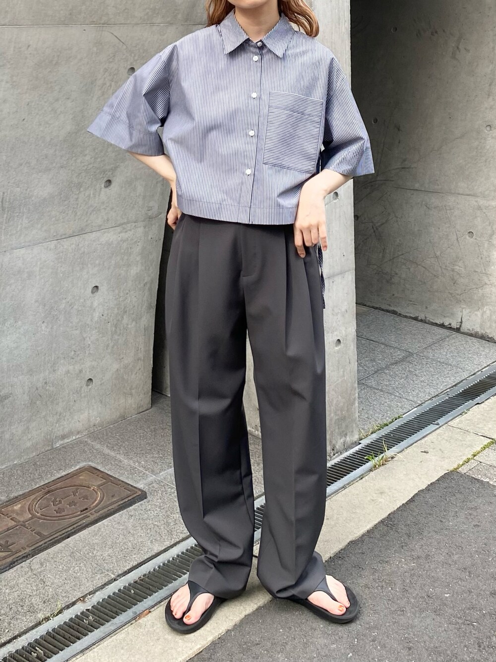グレー系のその他パンツ、グレー系のシャツ/ブラウス、ブラック系のサンダルを着用したレディースの春コーディネートの4枚目の写真