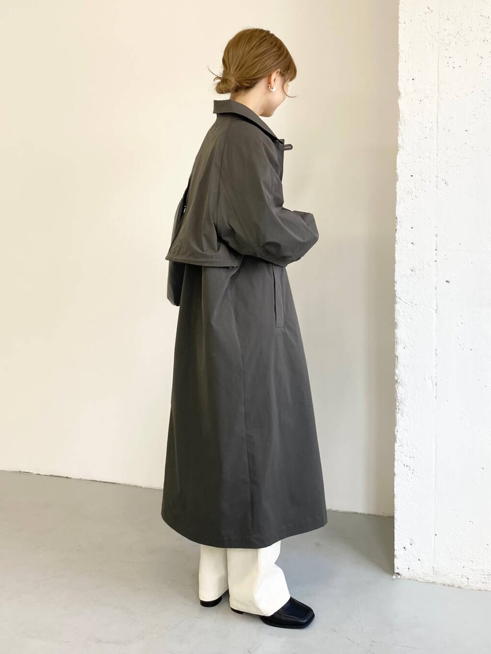 ブルー系のシャツ/ブラウス、ブラック系のブーツ、ブラック系のショルダーバッグを着用したレディースの冬コーディネートの7枚目の写真