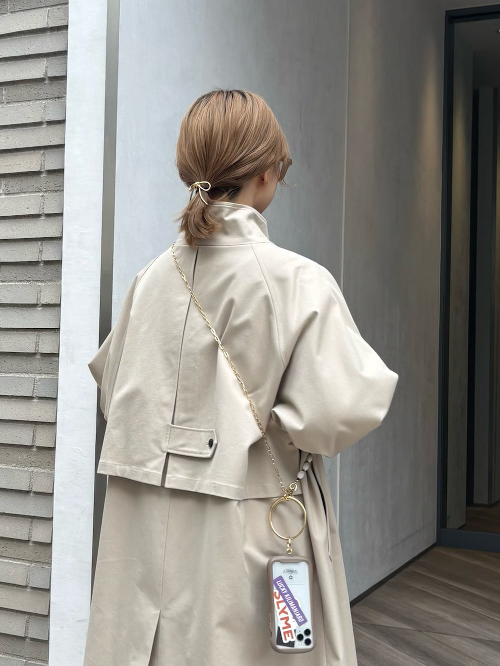 ブラウン系のローファー、ベージュ系のその他アウター、ブラウン系のスカートを着用したレディースの冬コーディネートの4枚目の写真