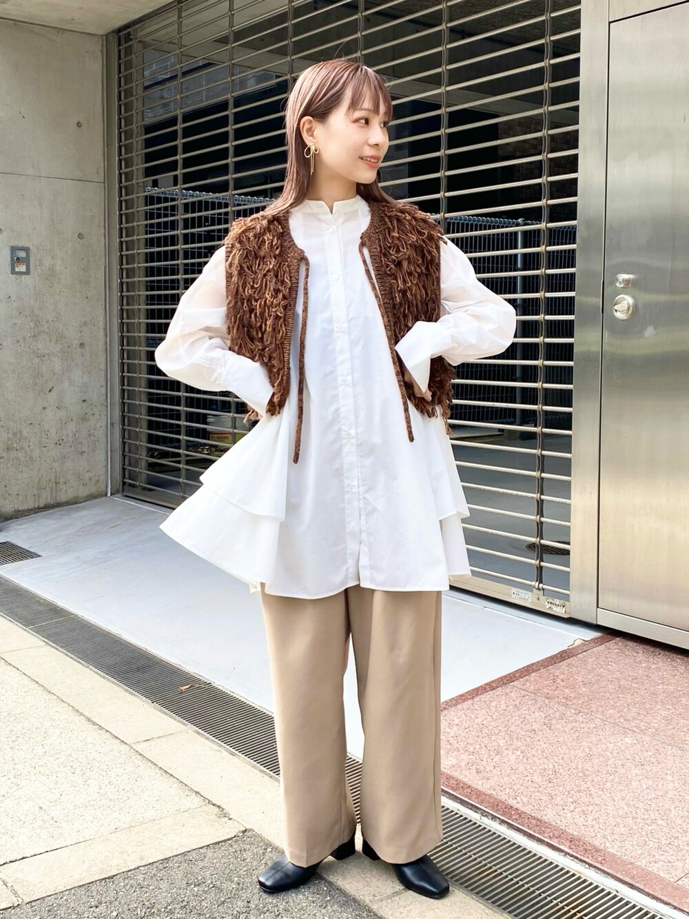 ベージュ系のその他パンツ、ブラック系のブーツ、ホワイト系のワンピースを着用したレディースの秋コーディネートの2枚目の写真