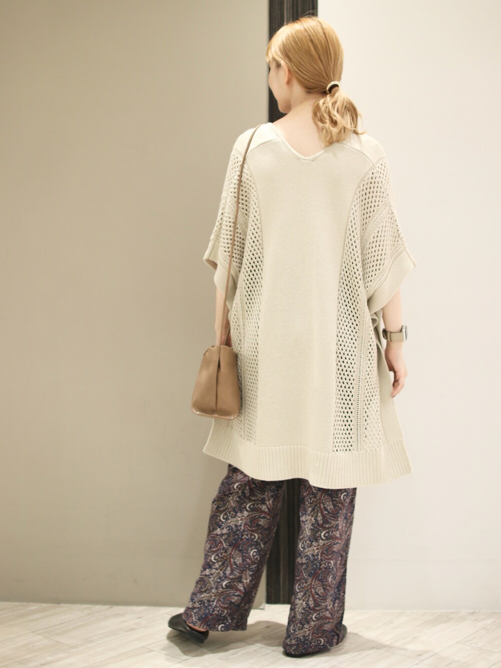 ブルー系のその他パンツ、ベージュ系のニット/セーター、ホワイト系のタンクトップを着用したレディースの秋コーディネートの4枚目の写真