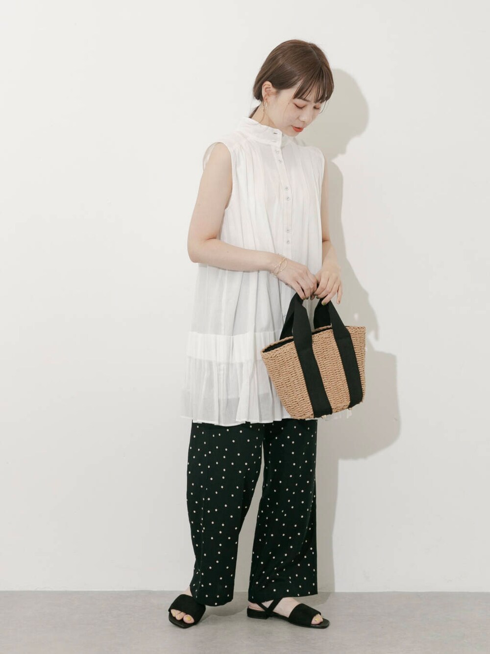 ベージュ系のハンドバッグ、ブラック系のその他パンツ、ホワイト系のワンピースを着用したレディースの夏コーディネートの7枚目の写真