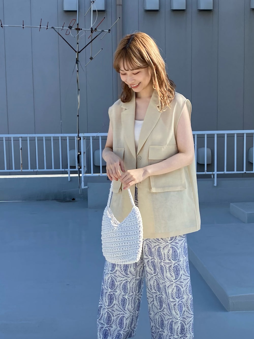 ベージュ系のベスト、ホワイト系のハンドバッグ、その他のその他パンツを着用したレディースの春コーディネートの5枚目の写真
