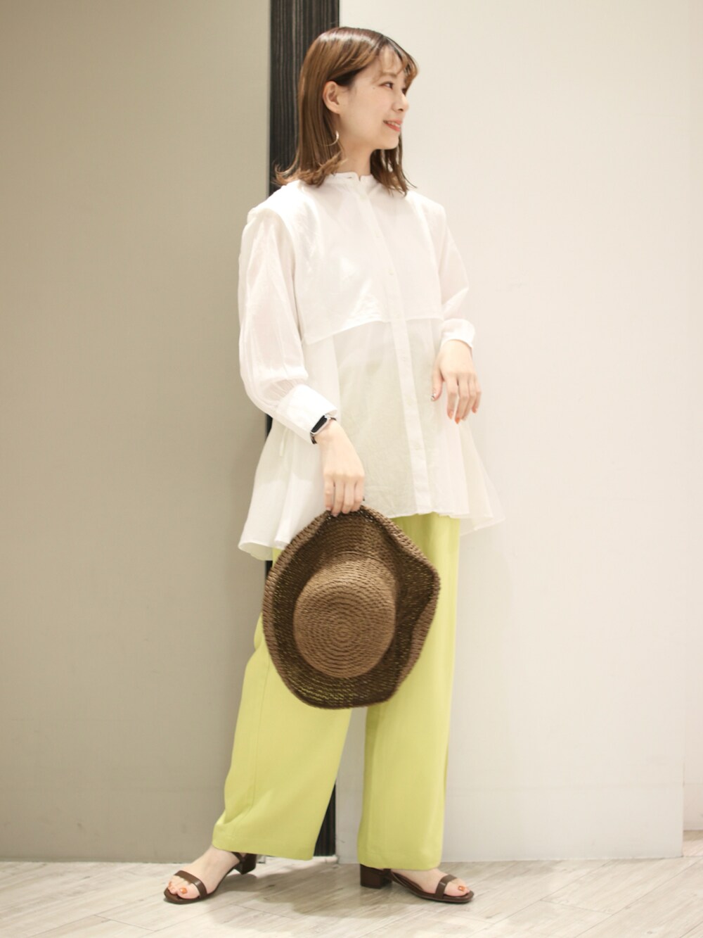 イエロー系のその他パンツ、ホワイト系のシャツ/ブラウス、ブラウン系のサンダルを着用したレディースの春コーディネートの5枚目の写真