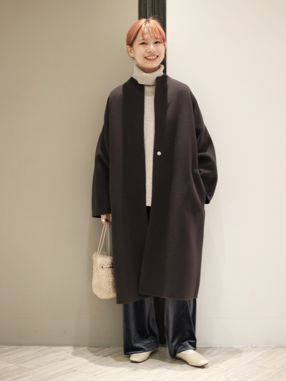 グレー系のその他アウター、ホワイト系のパンプス、グレー系のその他パンツを着用したレディースの冬コーディネートの3枚目の写真