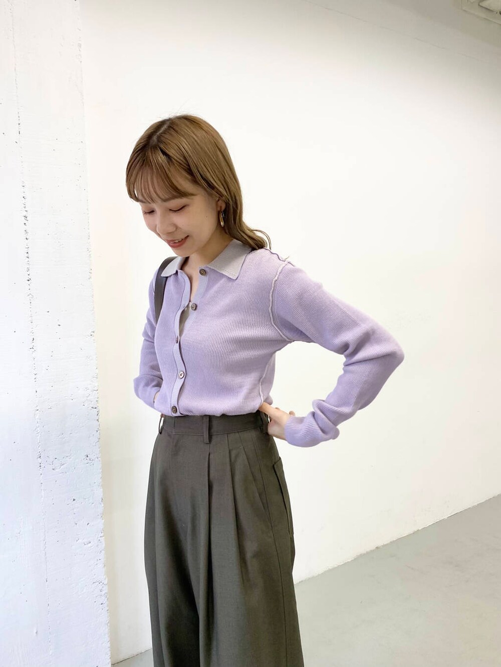 ホワイト系のバレエシューズ、ブラウン系のショルダーバッグ、グリーン系のその他パンツを着用したレディースの秋コーディネートの6枚目の写真