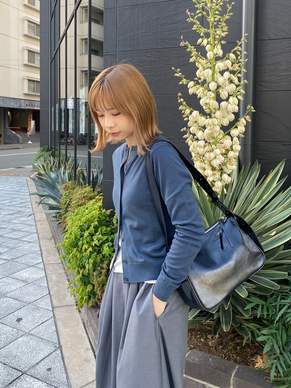 グレー系のその他パンツ、ブラック系のショルダーバッグ、シルバー系のリングを着用したレディースの秋コーディネートの5枚目の写真