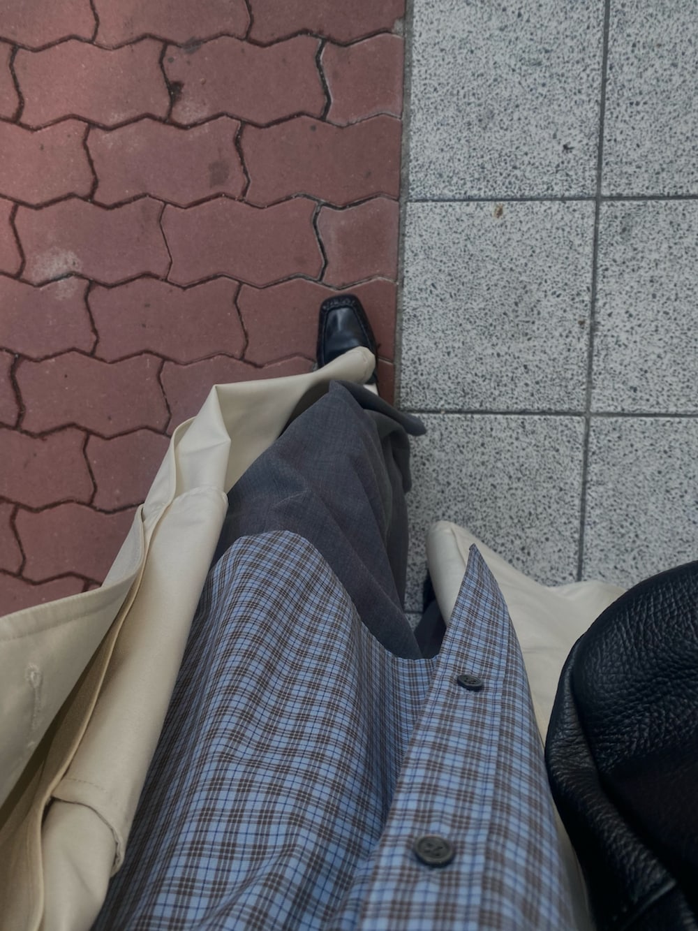 ブルー系のシャツ/ブラウス、ブラック系のローファー、ベージュ系のトレンチコートを着用したレディースの冬コーディネートの5枚目の写真