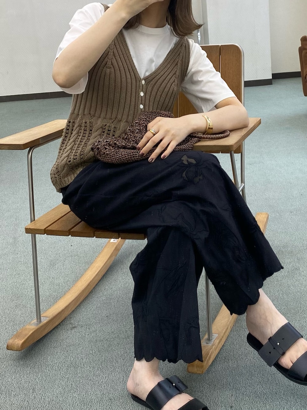 ベージュ系のベスト、ホワイト系のTシャツ/カットソー、ブラック系のその他パンツを着用したレディースの春コーディネートの5枚目の写真