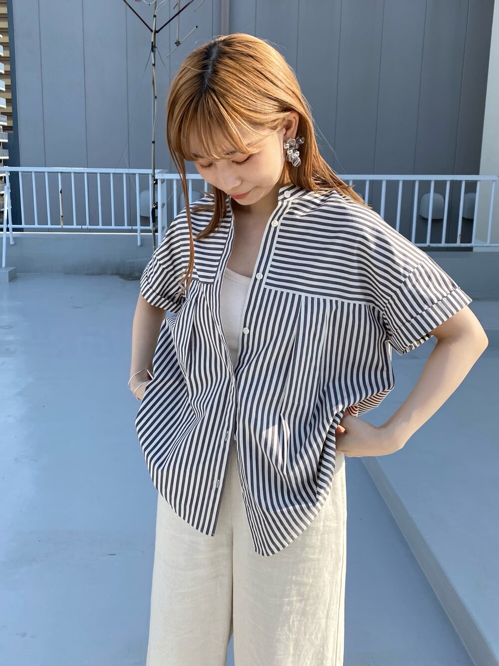 ブラック系のシャツ/ブラウス、ベージュ系のその他パンツ、ブラック系のサンダルを着用したレディースの春コーディネートの5枚目の写真