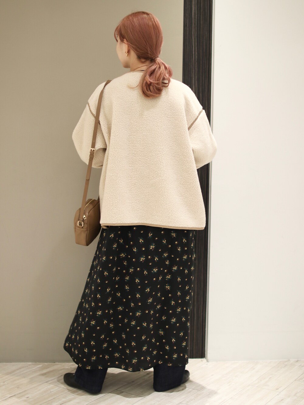 ホワイト系のブルゾン、ブラック系のワンピース、イエロー系のショルダーバッグを着用したレディースの秋コーディネートの4枚目の写真