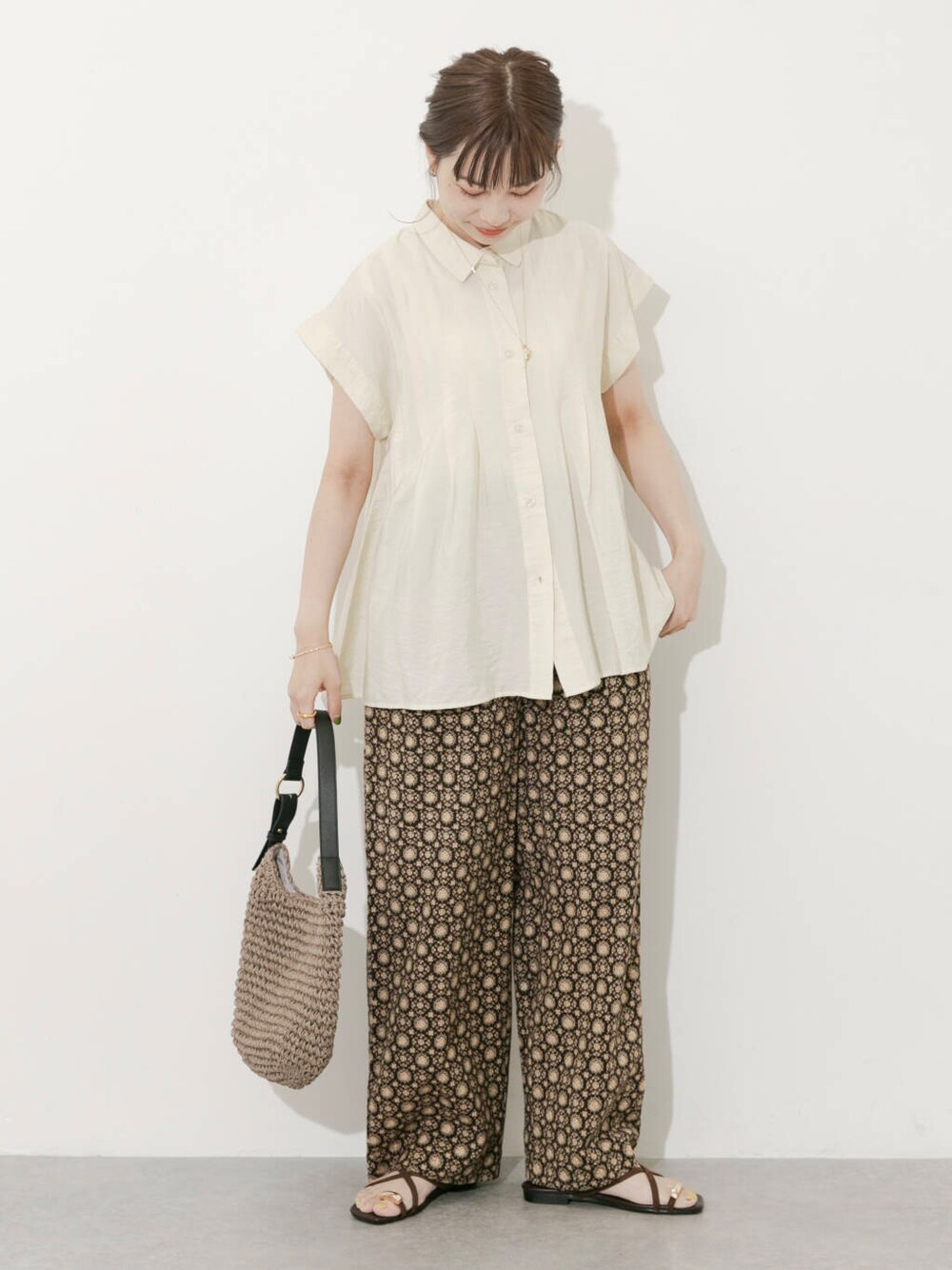 グレー系のトートバッグ、ホワイト系のシャツ/ブラウス、ブラック系のその他パンツを着用したレディースの夏コーディネートの5枚目の写真