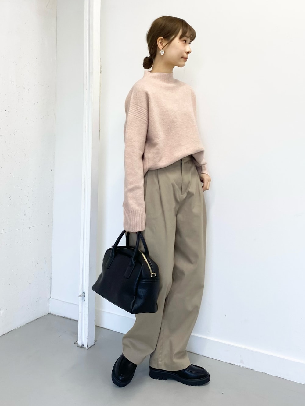 ブラック系のボストンバッグ、ブラック系のローファー、ベージュ系のその他パンツを着用したレディースの冬コーディネートの3枚目の写真