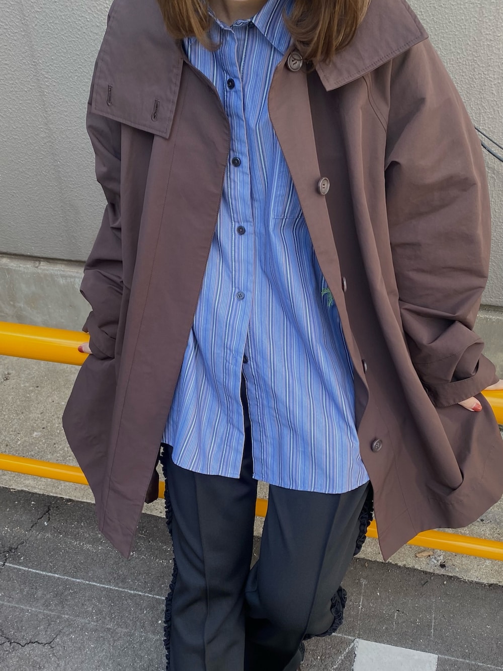 その他のシャツ/ブラウス、ブラウン系のその他アウター、ブラック系のその他パンツを着用したレディースの春コーディネートの7枚目の写真