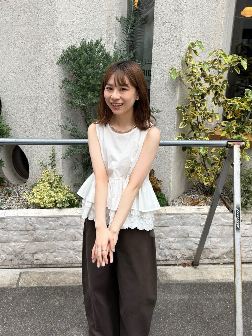 ホワイト系のシャツ/ブラウス、グレー系のその他パンツ、シルバー系のネックレスを着用したレディースの夏コーディネートの3枚目の写真
