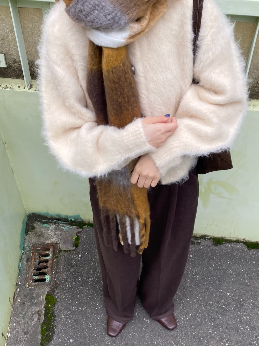 ブラウン系のローファー、ホワイト系のカーディガン/ボレロ、ブラウン系のその他パンツを着用したレディースの冬コーディネートの2枚目の写真