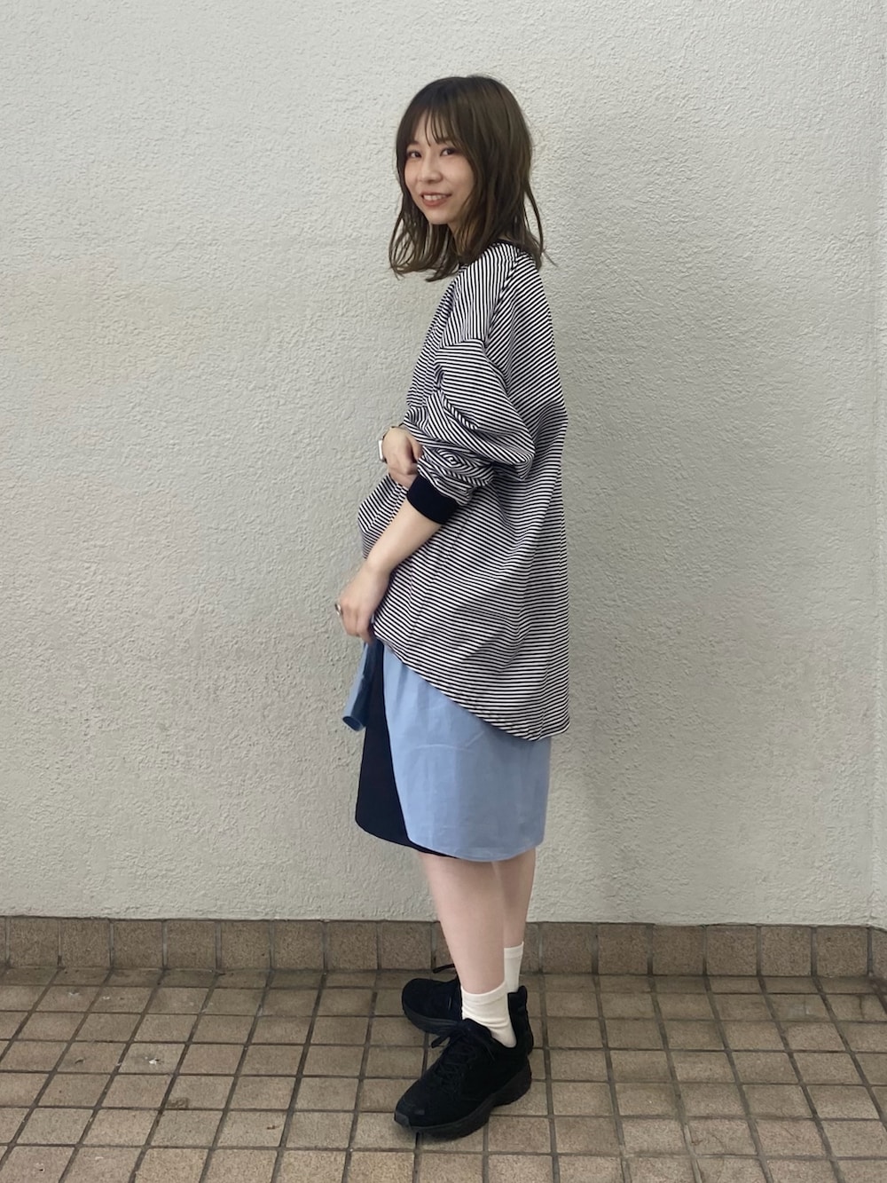 ブラック系のTシャツ/カットソー、ブルー系のシャツ/ブラウス、ブラック系のその他パンツを着用したレディースの秋コーディネートの2枚目の写真