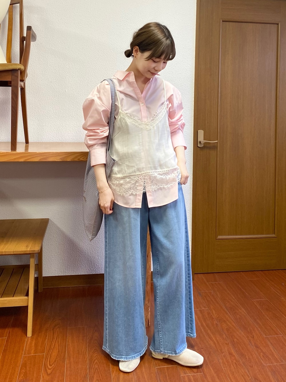 ホワイト系のパンプス、ホワイト系のキャミソール、ピンク系のシャツ/ブラウスを着用したレディースの春コーディネートの4枚目の写真