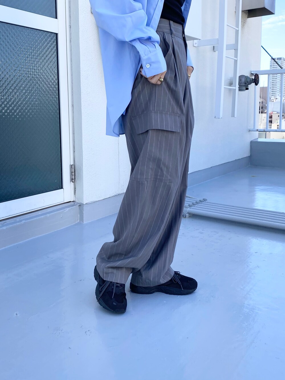 グレー系のその他パンツ、グレー系のスニーカー、ブラック系のキャミソールを着用したレディースの秋コーディネートの2枚目の写真