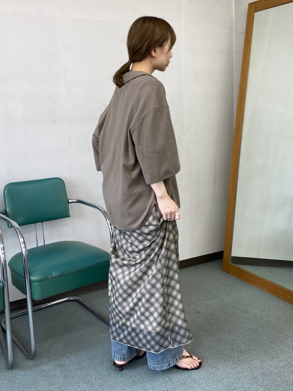 ベージュ系のワンピース、ブラウン系のサンダル、グリーン系のTシャツ/カットソーを着用したレディースの夏コーディネートの4枚目の写真