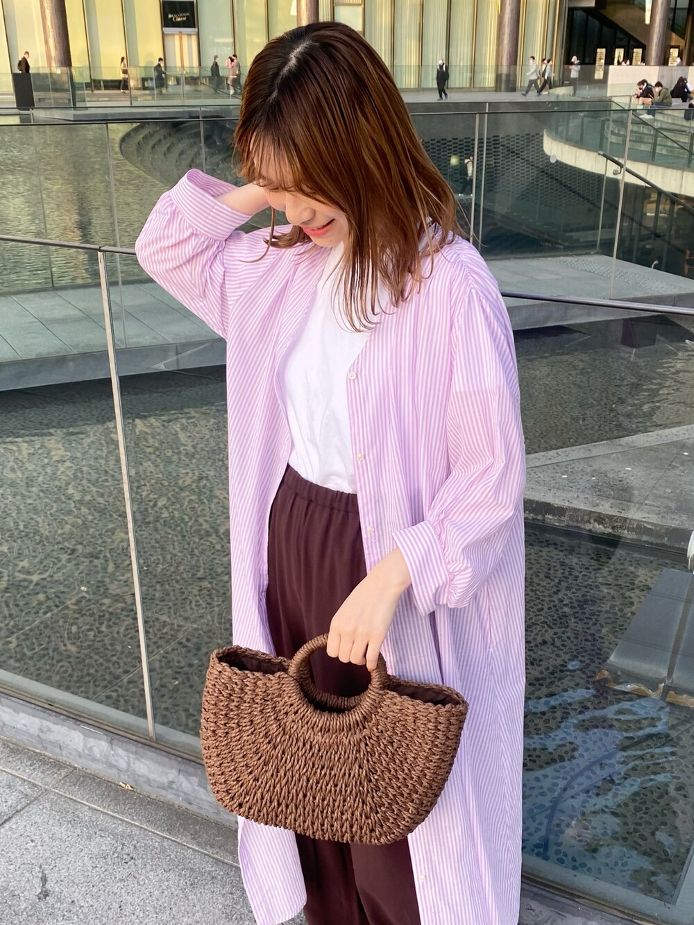 ブラウン系のその他パンツ、パープル系のワンピース、ブラウン系のハンドバッグを着用したレディースの春コーディネートの3枚目の写真