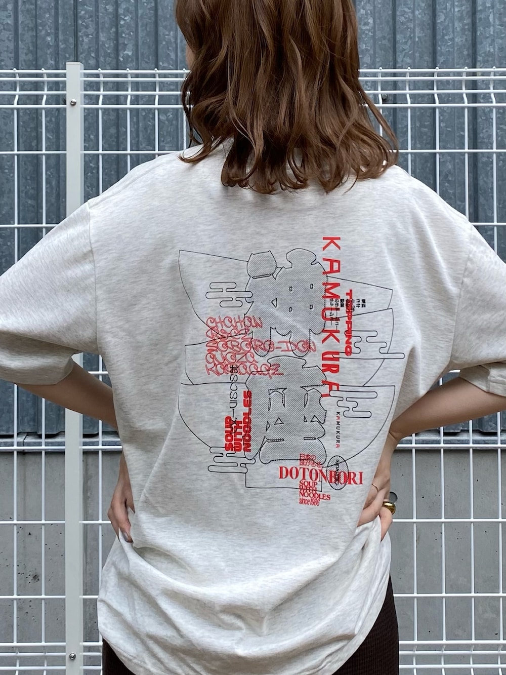 ブラウン系のスカート、ホワイト系のTシャツ/カットソーを着用したレディースの夏コーディネートの3枚目の写真