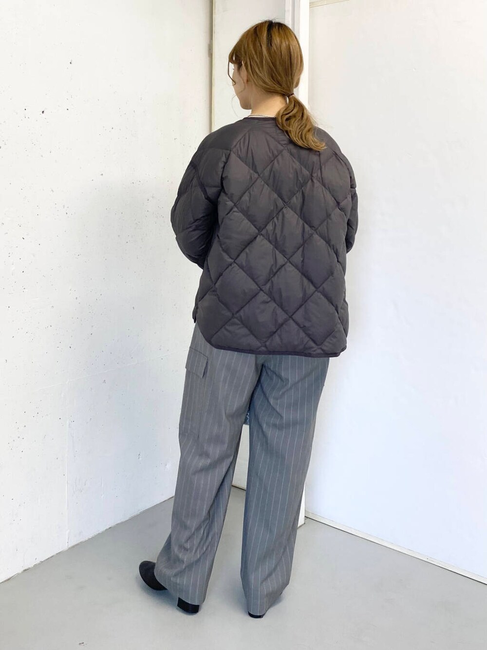 ブラック系のブーツ、グレー系のダウンジャケット/コート、グレー系のその他パンツを着用したレディースの冬コーディネートの4枚目の写真
