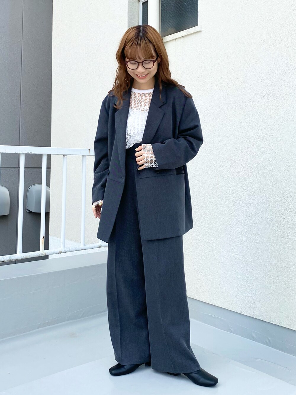 グレー系のその他パンツ、グレー系のその他アウター、ホワイト系のTシャツ/カットソーを着用したレディースの秋コーディネートの3枚目の写真