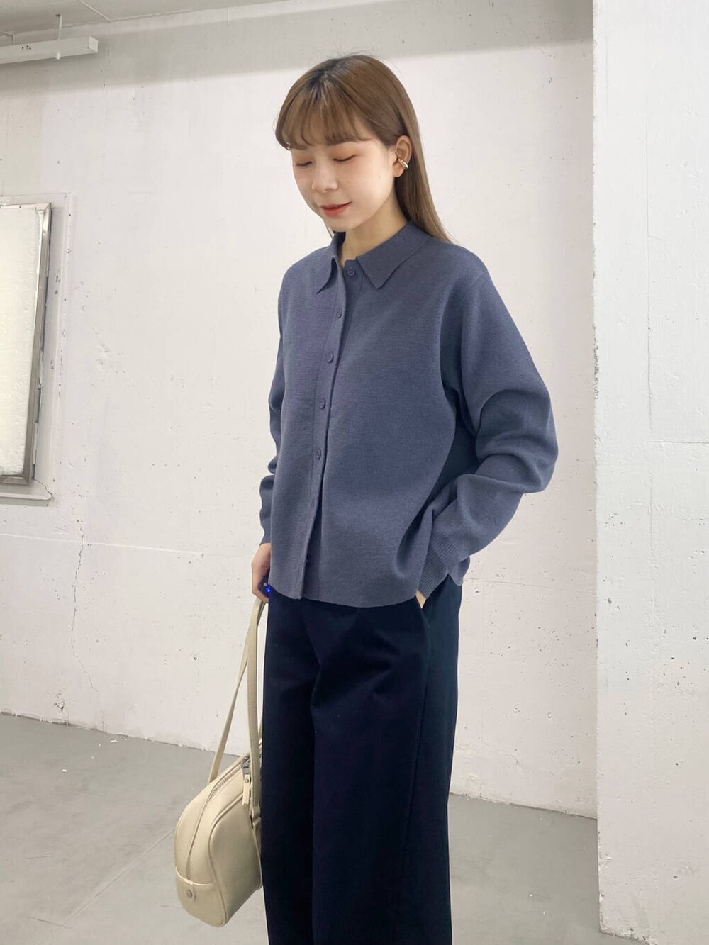 ホワイト系のボストンバッグ、ブルー系のその他パンツ、ブルー系のカーディガン/ボレロを着用したレディースの冬コーディネートの7枚目の写真