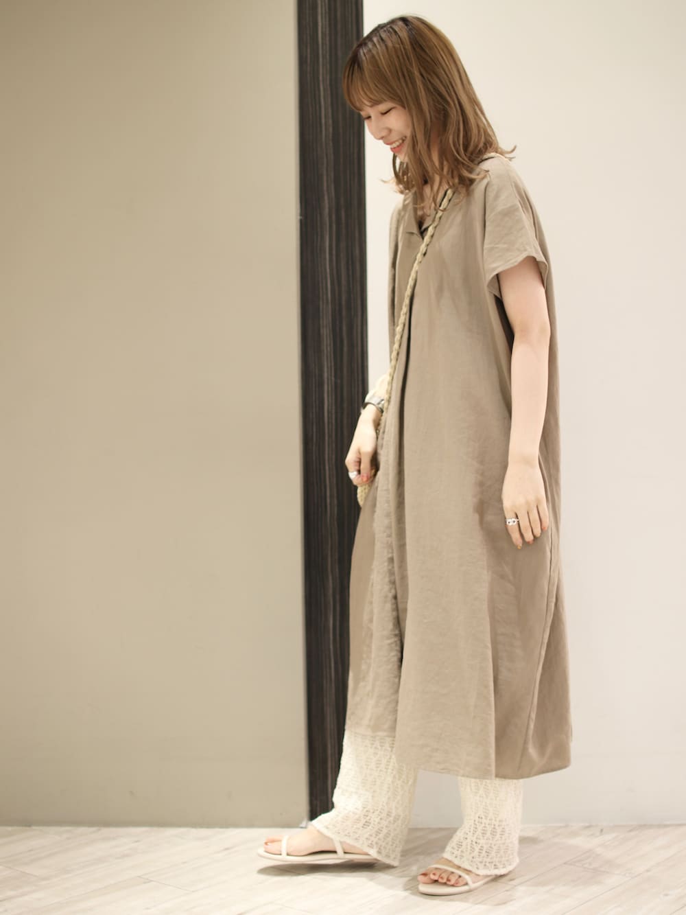 ベージュ系のショルダーバッグ、ベージュ系のワンピース、ホワイト系のその他パンツを着用したレディースの夏コーディネートの3枚目の写真