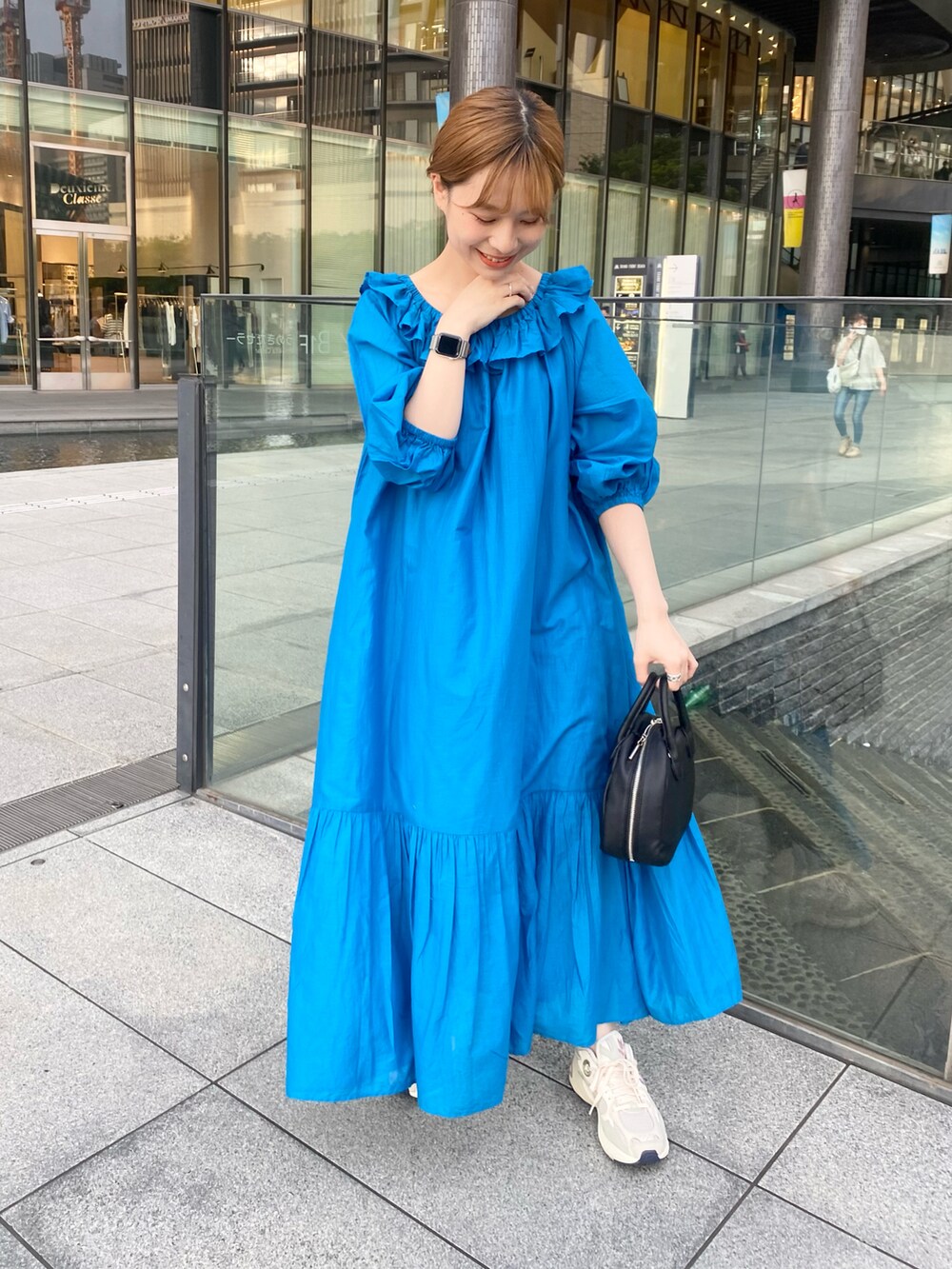 ブルー系のワンピース/ドレス、ブラック系のボストンバッグ、ホワイト系のスニーカーを着用したレディースの夏コーディネートの5枚目の写真