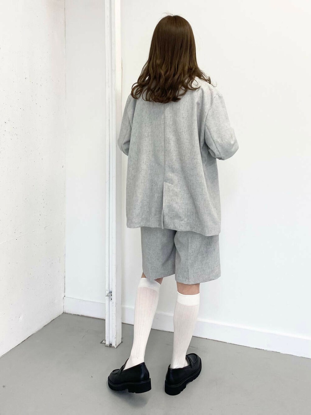 ブラック系のローファー、グレー系のその他パンツ、レッド系のネックレスを着用したレディースの春コーディネートの8枚目の写真