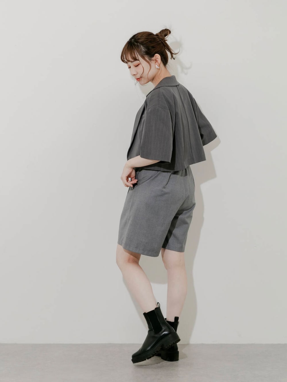 グレー系のその他パンツ、ホワイト系のタンクトップ、グレー系のその他アウターを着用したレディースの夏コーディネートの5枚目の写真