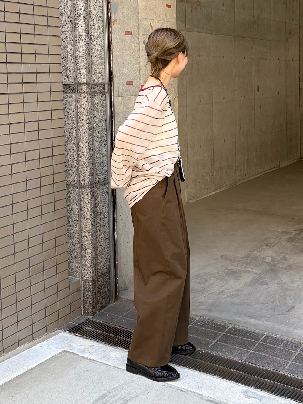 ブラウン系のその他パンツ、ベージュ系のニット/セーター、ブラック系のローファーを着用したレディースの秋コーディネートの3枚目の写真