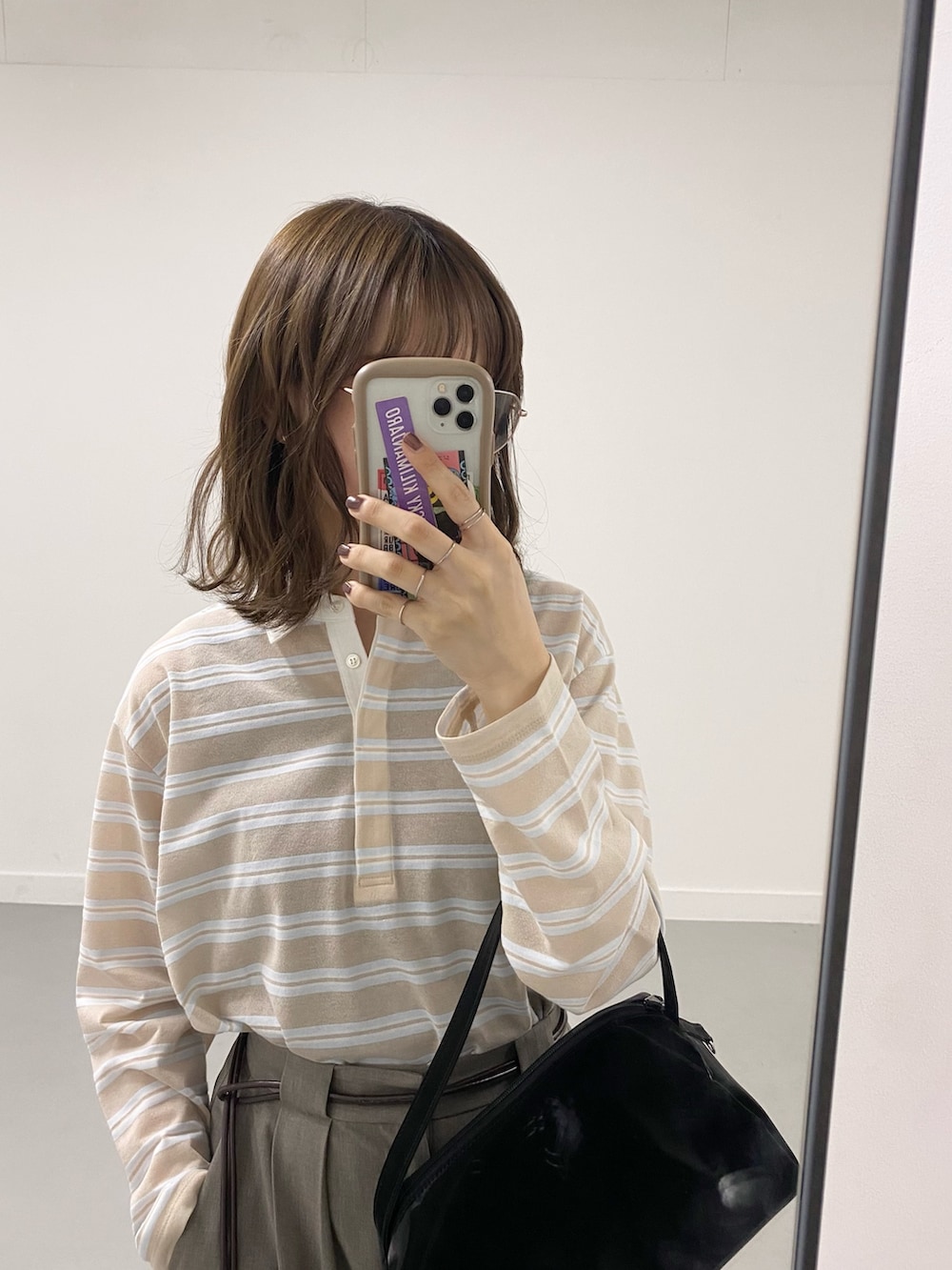 ブラック系のトートバッグ、ベージュ系のシャツ/ブラウス、ブラック系のサンダルを着用したレディースの春コーディネートの4枚目の写真