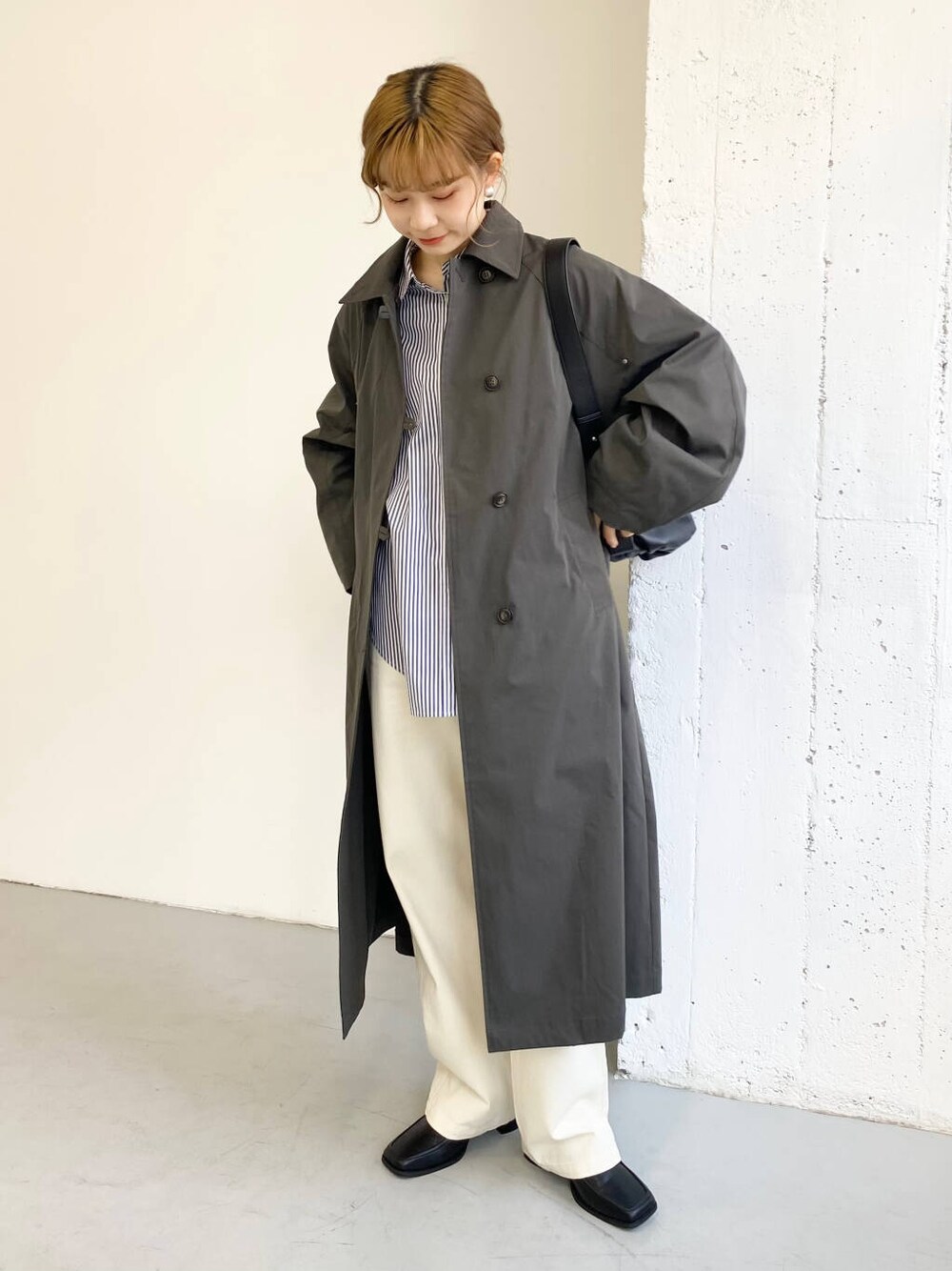 ブルー系のシャツ/ブラウス、ブラック系のブーツ、ブラック系のショルダーバッグを着用したレディースの冬コーディネートの2枚目の写真