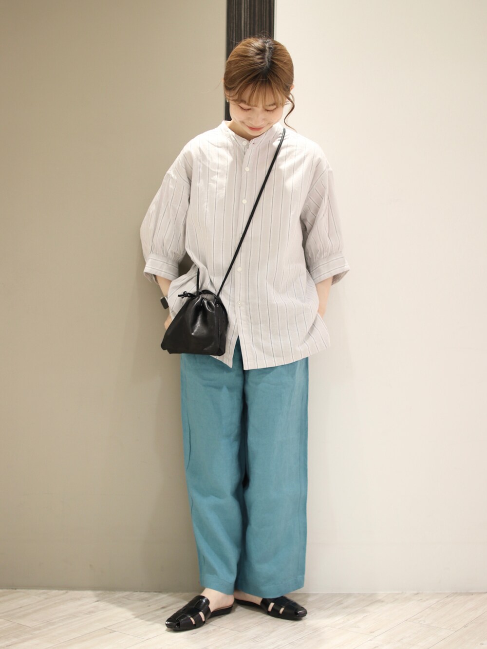 ブラック系のサンダル、ブルー系のその他パンツ、ブラック系のショルダーバッグを着用したレディースの夏コーディネートの2枚目の写真