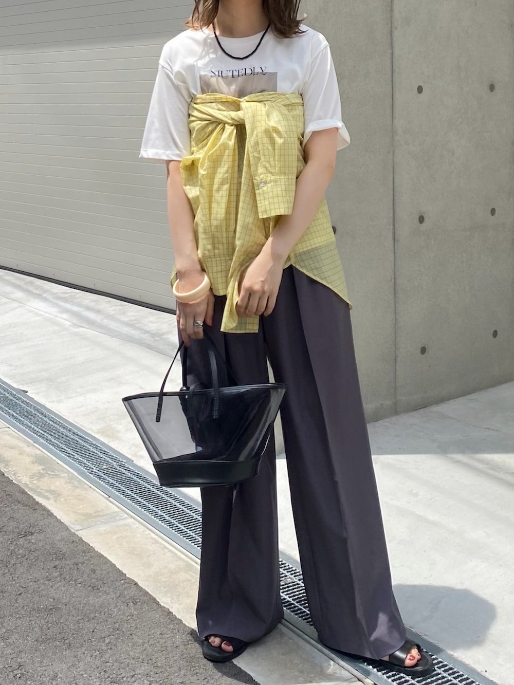 イエロー系のシャツ/ブラウス、ブラック系のかごバッグ、グレー系のその他パンツを着用したレディースの夏コーディネートの2枚目の写真