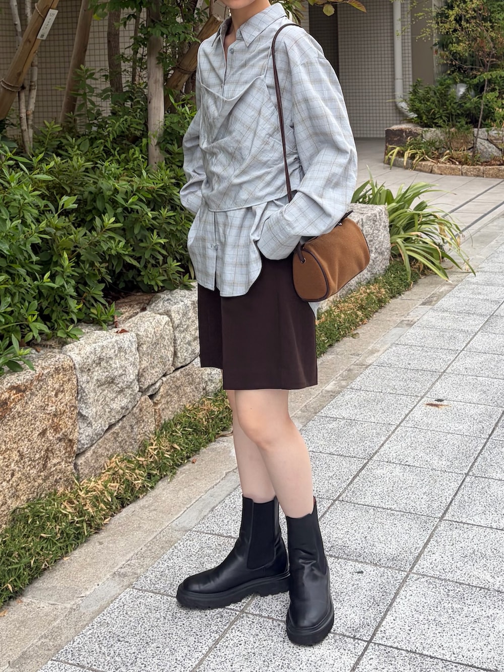ブルー系のシャツ/ブラウス、ブラウン系のショルダーバッグ、ブラウン系のその他パンツを着用したレディースの秋コーディネートの2枚目の写真