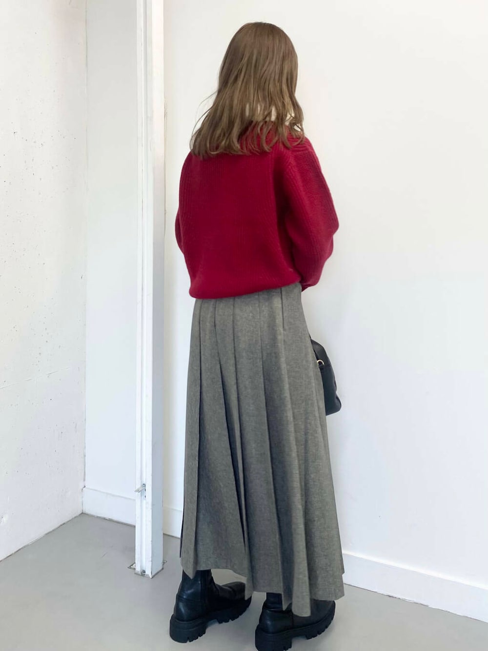 ブラック系のブーツ、ブラック系のボストンバッグ、グレー系のスカートを着用したレディースの冬コーディネートの4枚目の写真