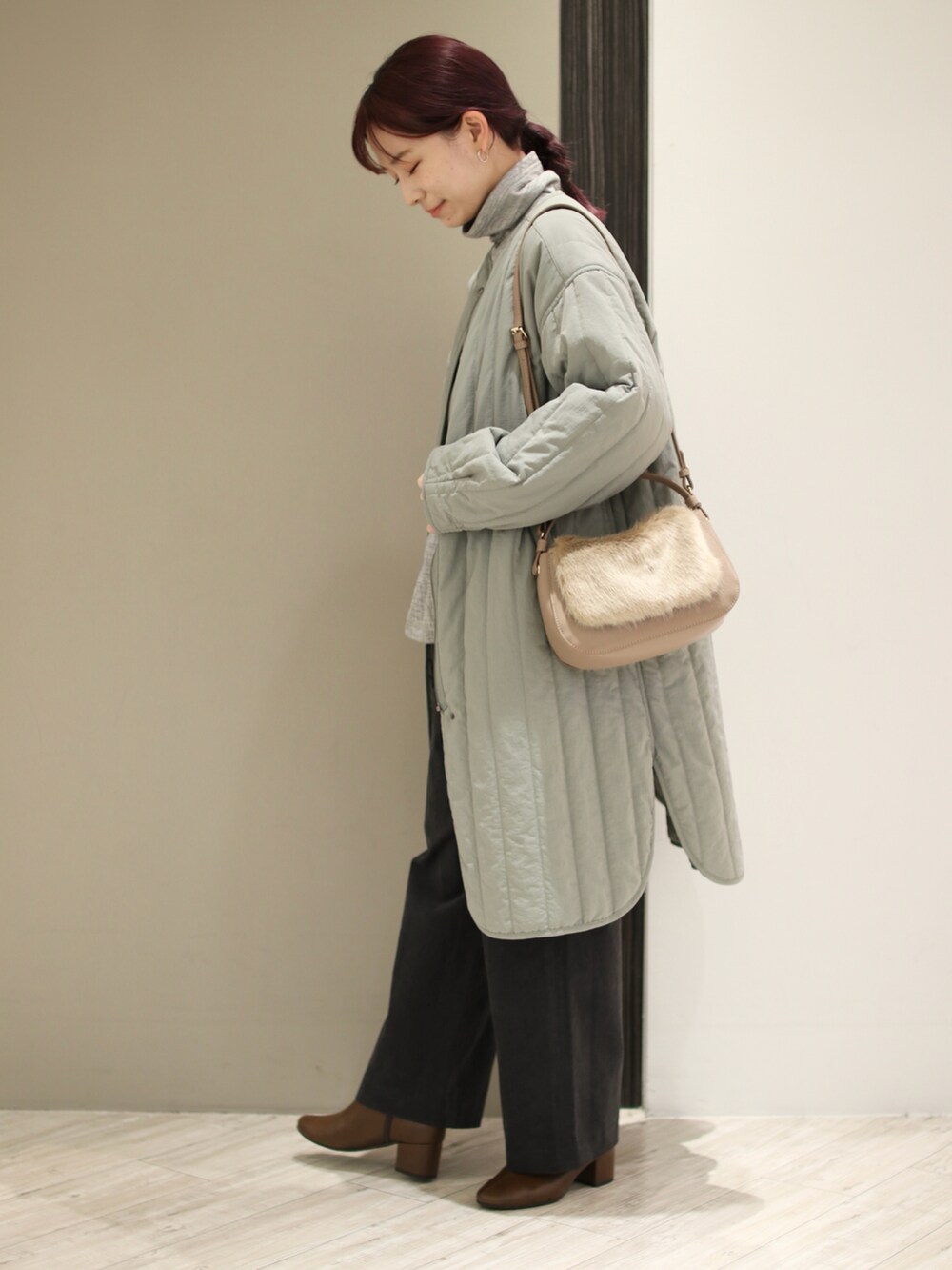 ブラウン系のブーツ、グレー系のその他パンツ、グレー系のTシャツ/カットソーを着用したレディースの冬コーディネートの3枚目の写真