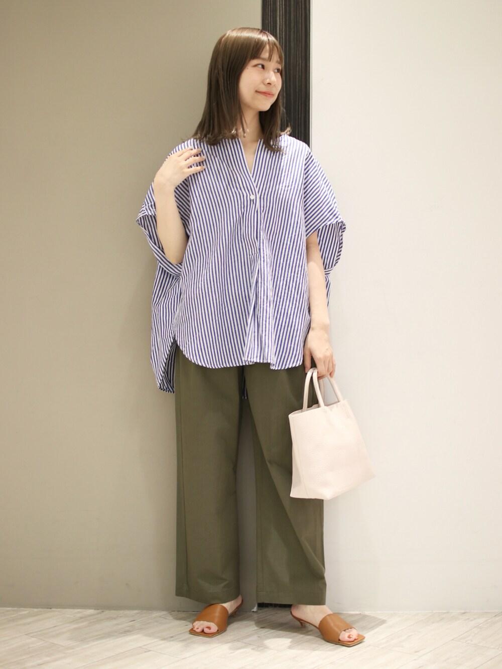ブルー系のシャツ/ブラウス、ホワイト系のトートバッグ、グリーン系のその他パンツを着用したレディースの夏コーディネートの2枚目の写真