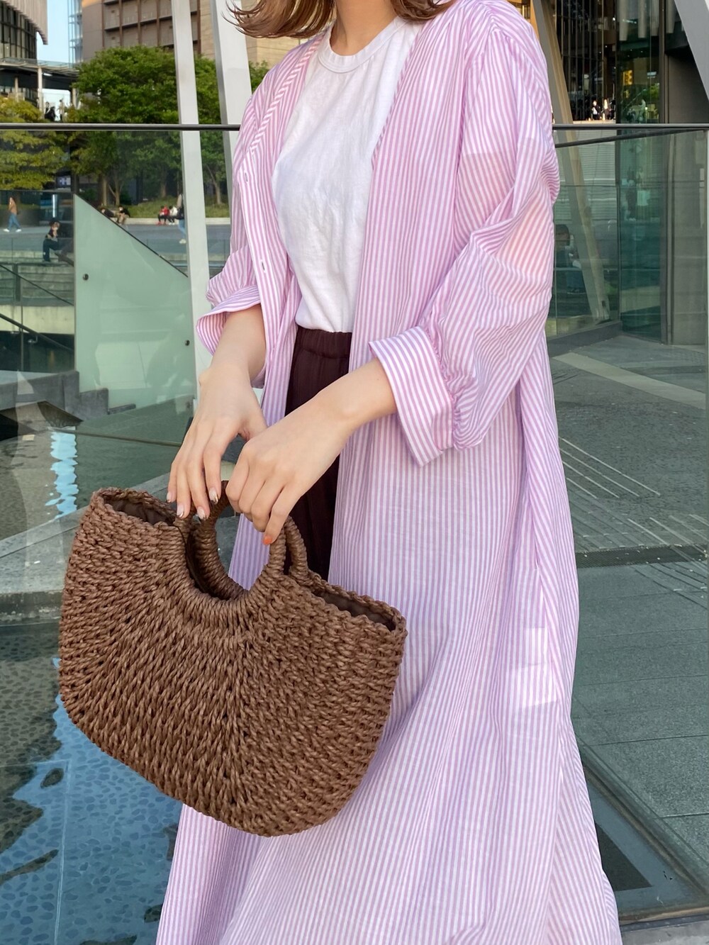 ブラウン系のその他パンツ、パープル系のワンピース、ブラウン系のハンドバッグを着用したレディースの春コーディネートの5枚目の写真