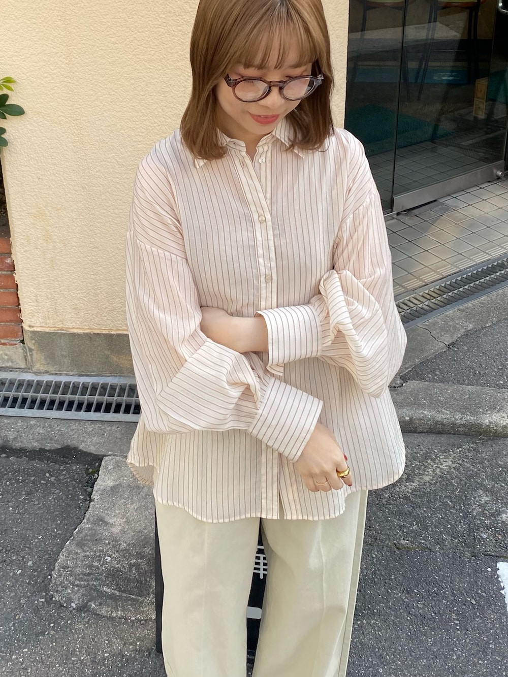 ブラウン系のローファー、ベージュ系のその他パンツ、ベージュ系のシャツ/ブラウスを着用したレディースの春コーディネートの3枚目の写真