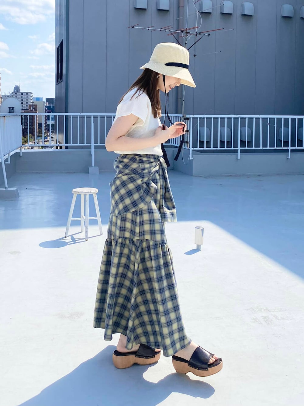 ベージュ系のスカート、ホワイト系のTシャツ/カットソー、ブラウン系のサンダルを着用したレディースの春コーディネートの7枚目の写真